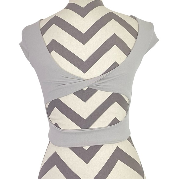 Live The Process Cropped Top Womens Size Small Open Back Light Grey Crop Tee - Picture 2 of 5